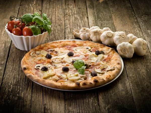 Die "Capricciosa" mit Artischockenstücken, Pilzen, Schinken und Oliven hat auf jeden Fall das Potential zur Lieblingspizza zu werden.