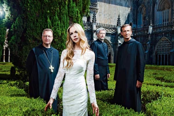 Die Musikgruppe Die Priester wollen mit Sopranistin Mojca Erdmann und dem Song "Ave Maris Stella" überzeugen.