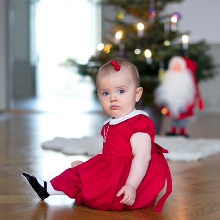 Die kleine Estelle feierte 2012 ihr erstes Weihnachten. Doch warum schaut die kleine Tochter von Kronprinzessin Victoria und Prinz Daniel so kritisch?