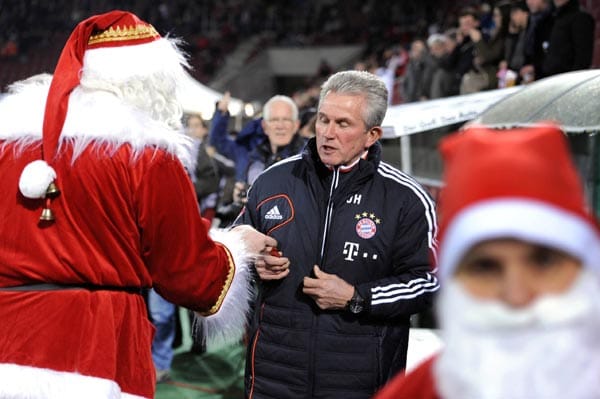 Das letzte Spiel des Jahres wurde im DFB-Pokal in Augsburg mit 2:0 gewonnen. Trainer Heynckes kann mit dem bisherigen Saisonverlauf sehr zufrieden sein. Aber Titel werden erst im Frühjahr vergeben. Wie sagte Uli Hoeneß so treffend: "Der Weihnachtsmann ist kein Osterhase."