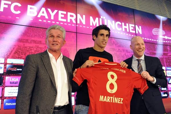 Javi Martinez (Mitte) soll mit Bastian Schweinsteiger die neue Traum-Doppelsechs bilden. Dafür nahm der FC Bayern 40 Millionen Euro in die Hand. Der Transfer des teuersten Bayern-Spielers aller Zeiten zog sich den ganzen Sommer hin und konnte erst kurz vor Transferschluss realisiert werden.