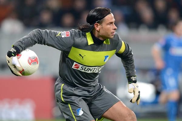 Das Tor der Flop-Elf hütet Tim Wiese. Der ehemalige Nationalkeeper wollte auf die große europäische Bühne, gelandet ist er im Hoffenheimer Dorf-Zirkus. In neun Pflichtspielen kassierte er 27 (!) Gegentreffer, die TSG steckt mittendrin im Abstiegskampf und Wiese ist daran alles andere als unschuldig. Es kann nur besser werden im Jahr 2013.
