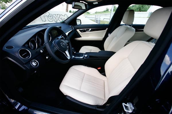 Im Innenraum kann Mercedes mit der C-Klasse punkten: Gutes Platzangebot, Top-Qualität