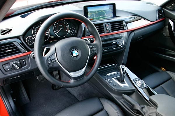 Im BMW ist der Fahrer sporlicher eingebettet