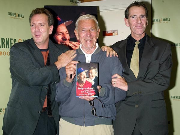 2005 veröffentliche Klugman sein Buch "tony and me". Zur Buchpräsentation begleiteten ihn seine Söhne Adam (links) und David (rechts).