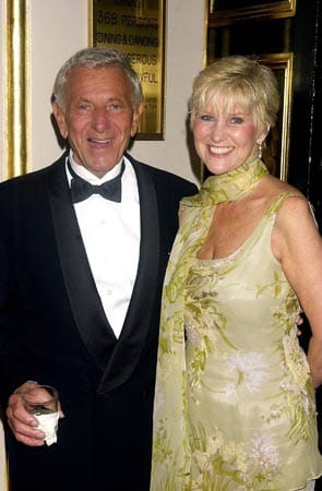 Im Alter von 85 Jahren heiratete Klugman seine langjährige Freundinund Schauspielerin Peggy Crosby.