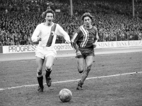Wolfgang Haug (li.) prägte in der 70er Jahren das Bild des FC Augsburg. Der Mittelfeldspieler absolvierte 150 Zweitligaspiele für den FC Augsburg und erzielte dabei fünf Tore.