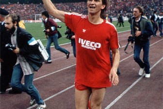 Klaus Augenthaler ist einer der erfolgreichsten Bundesligaspieler aller Zeiten. Er wurde mit dem FC Bayern sieben Mal Deutscher Meister (1980, 1981, 1985, 1986, 1987, 1989, 1990) und dreimal Deutscher Pokalsieger (1982, 1984, 1986). Nur im Europapokal der Landesmeister reichte es nicht ganz zum ganz großen Wurf. 1982 und 1987 wurde er mit dem FCB Zweiter.