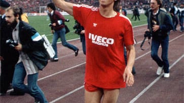 Klaus Augenthaler ist einer der erfolgreichsten Bundesligaspieler aller Zeiten. Er wurde mit dem FC Bayern sieben Mal Deutscher Meister (1980, 1981, 1985, 1986, 1987, 1989, 1990) und dreimal Deutscher Pokalsieger (1982, 1984, 1986). Nur im Europapokal der Landesmeister reichte es nicht ganz zum ganz großen Wurf. 1982 und 1987 wurde er mit dem FCB Zweiter.