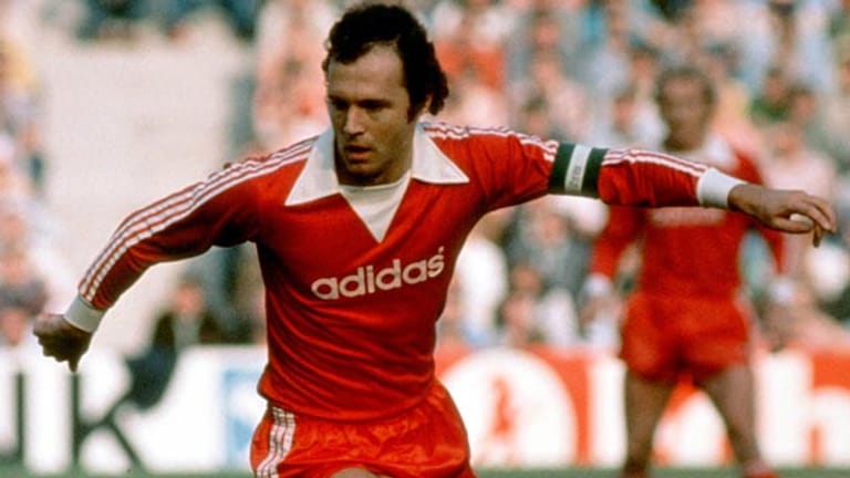 Franz Beckenbauer hat den FC Bayern geprägt wie kaum ein anderer. 1965 stieg er mit dem Klub in die Bundesliga auf, je vier Mal wurde er Deutscher Meister (1969, 1972-74) und Pokalsieger (1966, 1967, 1969, 1971), drei Mal Europapokalsieger der Landesmeister (1974-76), je ein Mal Europapokalsieger der Pokalsieger (1967) und Weltpokalsieger (1976). Nach seiner aktiven Laufbahn war er für den Klub als Trainer, Präsident, Aufsichtsratsvorsitzender aktive. Und mittlerweile als Ehrenpräsident.