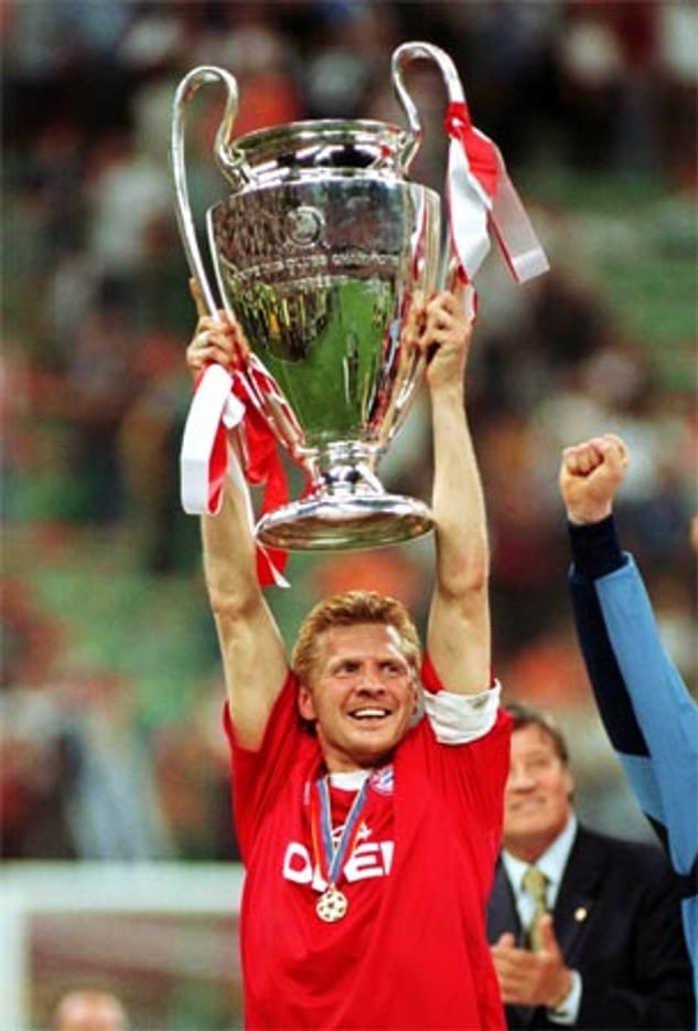 Es gab nur wenige Spieler beim FC Bayern, die eine Mannschaft so mitreißen konnten, wie Stefan Effenberg. Der Leader wurde nicht umsonst Cheffe genannt. Er wurde dreimal deutscher Meister (1999, 2000, 2001) und holte einmal den DFB-Pokal (2000). Als Kapitän führte er die Bayern zum Champions League-Sieg von 2001 und anschließend zum Gewinn des Weltpokals.