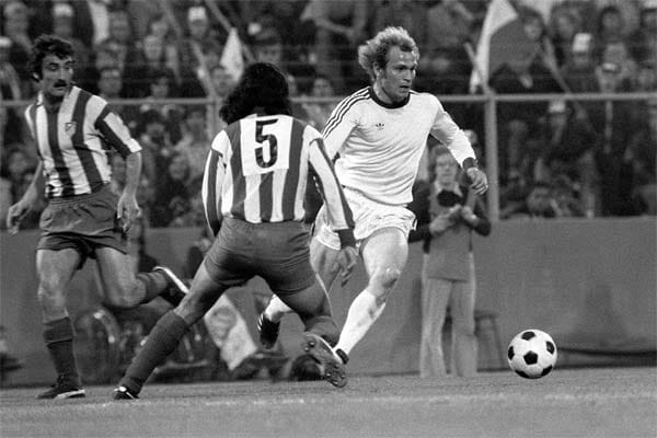 Keiner verkörpert den FC Bayern so sehr wie Uli Hoeneß. Seit 2009 ist er Präsident des Klubs, den er zuvor in 32 Jahren als Manager maßgeblich geprägt hat. Davor ging er wiederum acht Jahre lang (1970 – 1978) für den FC Bayern auf Torejagd. Dabei gewann er, was es zu gewinnen gab: Drei Mal den Europapokal der Landesmeister (1974-1976), drei Meisterschaften (1972-74) und den Weltpokal (1976).