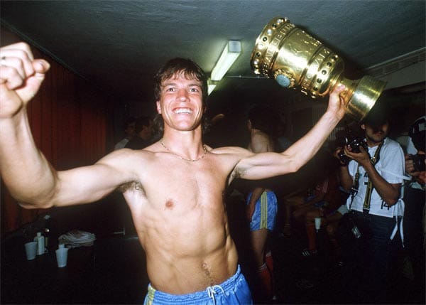 Zwölf Jahre lang spielte Lothar Matthäus für den FC Bayern. Hier wurde der gelernte Raumausstatter zu einem der erfolgreichsten Fußballspieler der Geschichte. Sieben Mal gewann er die Meisterschaft (1985-87, 1994, 1997, 1999, 2000), dreimal den DFB-Pokal (1986, 1998, 2000) und einmal den UEFA-Cup (1996).
