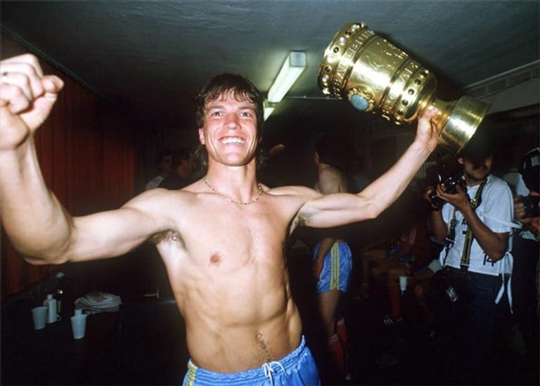 Zwölf Jahre lang spielte Lothar Matthäus für den FC Bayern. Hier wurde der gelernte Raumausstatter zu einem der erfolgreichsten Fußballspieler der Geschichte. Sieben Mal gewann er die Meisterschaft (1985-87, 1994, 1997, 1999, 2000), dreimal den DFB-Pokal (1986, 1998, 2000) und einmal den UEFA-Cup (1996).