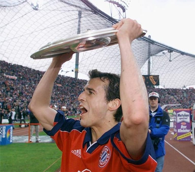 15 Jahre lang verzückte Mehmet Scholl in München die Massen, war der absolute Superstar und Publikumsliebling. Er bestritt 469 Pflichtspiele und erzielte dabei 117 Tore. Mit insgesamt 21 Titeln ist Scholl der alleinige Rekordmeister beim Rekordmeister. Acht Mal wurde er Deutscher Meister (1994, 1997, 1999, 2000, 2001, 2003, 2005, 2006), fünf Mal Pokalsieger (1998, 2000, 2003, 2005, 2006), ebenfalls fünf Mal gewann er den Ligapokal (1997, 1998, 1999, 2000, 2004), einmal den Uefa-Cup (1996).