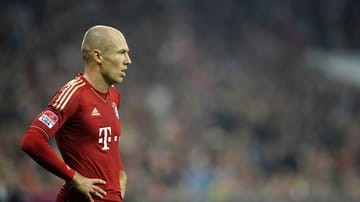 Der verletzungsanfällige Superstar der Bayern: Arjen Robben. Kommt aufgrund seiner Ausfälle nur auf fünf Einsätze in der Liga. Die Konkurrenz um Ribéry, Kroos und Müller spielt und punktet. Von einer Stammplatzgarantie ist er weit entfernt. Und für eine Reservistenrolle ist er den Bayern wohl einfach zu teuer.