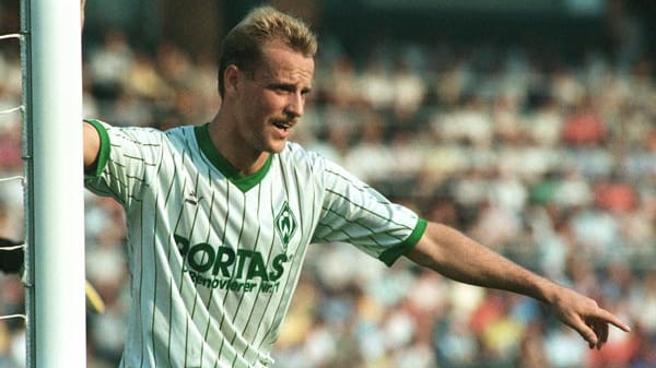 Thomas Schaaf kam 1972 zu Werder - und war dabei als Jugendspieler (bis 1979), als Profi (bis 1995) und (von 1999 bis 2013) als Trainer der Profi-Mannschaft extrem erfolgreich. Als Spieler feierte er den Gewinn der Deutschen Meisterschaft (1988, 1993), den DFB-Pokalsieg (1991, 1994) und den Europapokalsieg der Pokalsieger (1992).