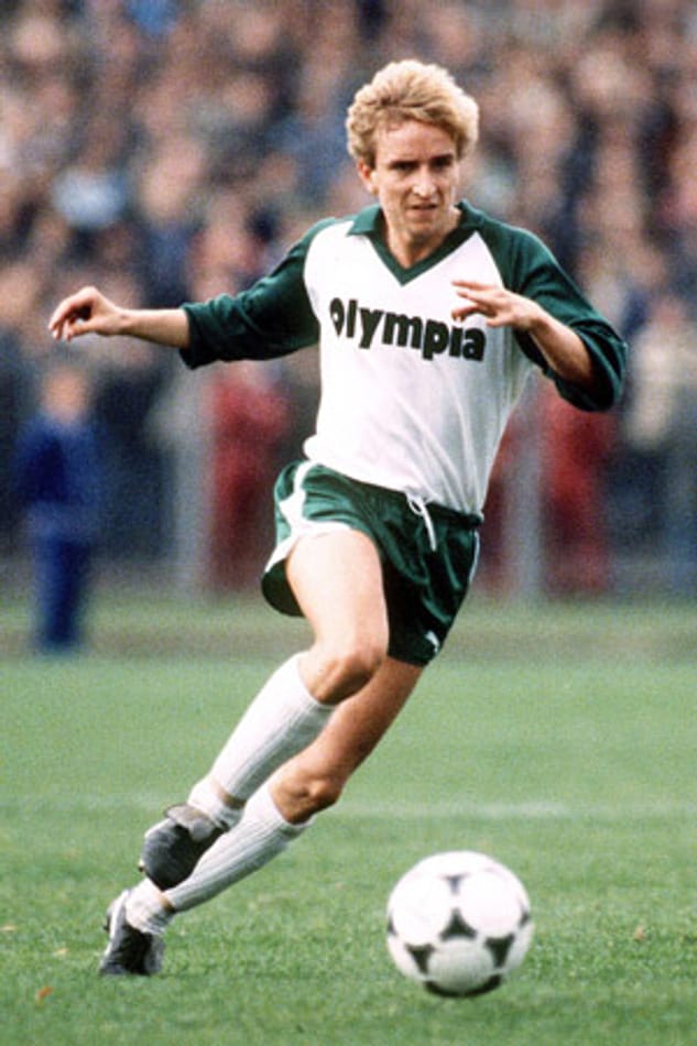 Norbert Meier spielte von 1980 bis 1989 für Werder Bremen und erzielte in 242 Bundesliga-Spielen 66 Tore für Grün-Weißen. Dabei feierte der Mittelfeldspieler 1988 unter anderem die Deutsche Meisterschaft. In seiner Karriere als Bundesliga-Profi wurde Meier 111 Mal ausgewechselt, häufig bei Auswärtsspielen. Dieser Umstand brachte dem Offensivspieler den Spitznamen "Heimspiel-Meier" ein.