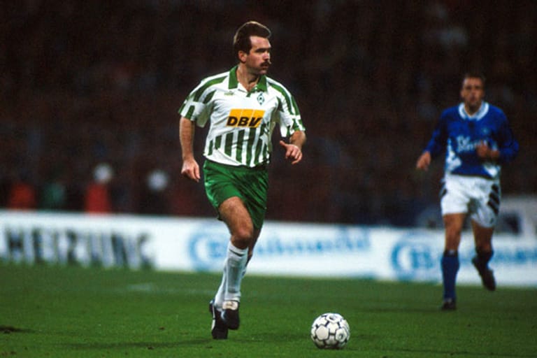 Mirko Votava war elf Jahre lang Bremens Mittelfeld-Dynamo. Der Zweikampf-Spezialist feierte mit Werder seine größten sportlichen Erfolge: er wurde zweimal Deutscher Meister (1988, 1993), zweimal DFB-Pokalsieger (1991, 1994) und Europapokalsieger der Pokalsieger (1992).