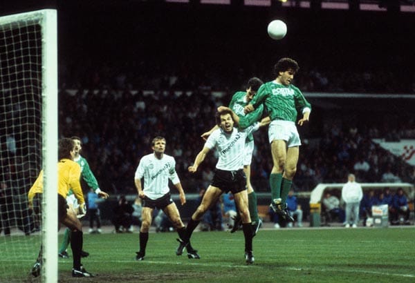 Karl-Heinz Riedle spielte sich von 1987 bis 1990 in die Herzen der Werder-Fans. Der kopfballstarke Stürmer wurde in seiner Bremer Premierensaison direkt Deutscher Meister (1987/88). Im Sommer 1990 wechselte der Angreifer für die damalige Rekord-Ablösesumme von 13 Millionen DM zu Lazio Rom.