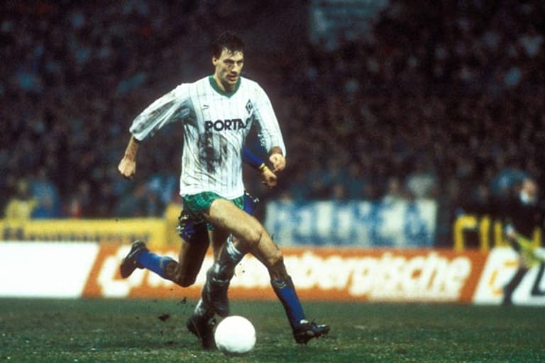 Frank Neubarth feierte im September 1982 sein Profi-Debüt für Werder Bremen. Die folgenden 14 Jahre waren eine einzige Erfolgsgeschichte. Der großgewachsene Stürmer traf in 317 Spielen 97 Mal für Werder und feierte unter anderem zwei Deutsche Meisterschaften (1988, 1993), zwei DFB-Pokalsiege (1991, 1994) und den Europapokal der Pokalsieger (1992).