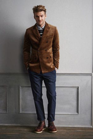In diesem Jahr feiern Cord und Zweireiher ein echtes Comeback. Um das Outfit aufzulockern, werden strukturierte Sakkos gerne mit kontrastfarbenen Hosen kombiniert. Mit diesem Anzug von Marc’O Polo sind Sie also gleich doppelt trendy.
