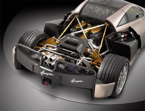 Der Zwölfzylinder-Biturbo-Motor wird exklusiv für den Pagani Huayra bei Mercedes-AMG in Affalterbach bei Stuttgart hergestellt. Wer als Besitzer mal in die Werkstatt muss, kann jede Mercedes-Werkstatt aufsuchen, die sich auch um andere AMG-Motoren kümmert.