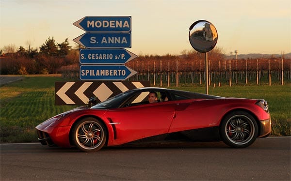 Versteckt im Gewerbegebiet von San Cesario sul Panaro, einem kleinen Vorort von Modena, auf halben Weg zwischen der "Konkurrenz" von Ferrari in Maranello und Lamborghini in Sant’Agata Bolognese, befindet sich der Firmensitz von Pagani Automobili.