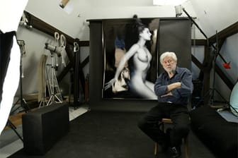 Der Aktfotograf Günter Rössler ist tot. Der Künstler, der auch "Helmut Newton des Ostens" genannt wurde, wurde 86 Jahre alt. Das Foto zeigt ihn 2005 in seinem Atelier in Markkleeberg bei Leipzig.