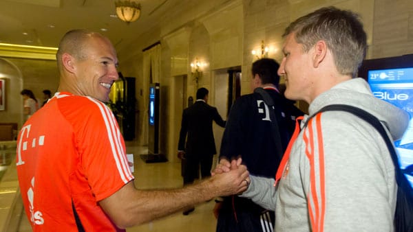 Arjen Robben begrüßt den Teamkollegen Bastian Schweinsteiger in der Nobelunterkunft der Münchner. Der Holländer war auf eigene Faust angereist - als Dubai-Urlauber hatte er aber auch nur einen kurzen Weg.
