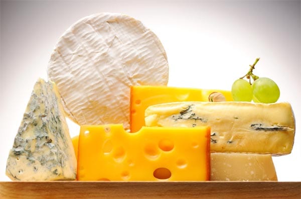 Die große Vielfalt des französischen Käses lässt sich auch hier bei uns genießen. Mittlerweile besitzt jeder gut sortierte Supermarkt ein reichhaltiges Käsebuffet, und wer auf der Suche nach etwas ganz Besonderem ist, wird in spezialisierten Feinkostläden fündig.