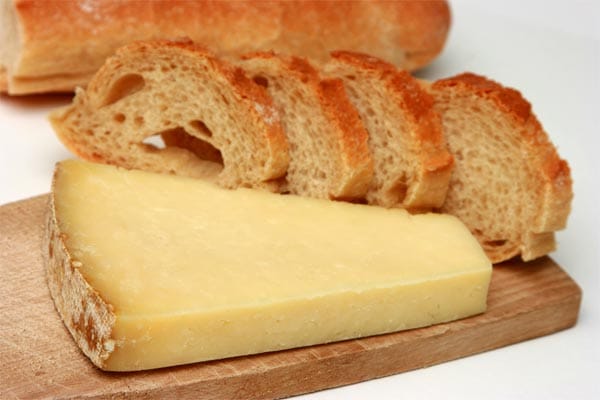 Dem aus der Auvergne und den Midi-Pyrénées stammenden Hartkäse "Cantal" sollen vor mehr als zweitausend Jahren schon die Gallier zugesprochen haben. Verwendet werden kann der geriebene Käse in Suppen und Soßen, er schmeckt aber auch pur auf einer Käseplatte. Vor allem die Weine aus der Auvergne passen geschmacklich gut dazu.