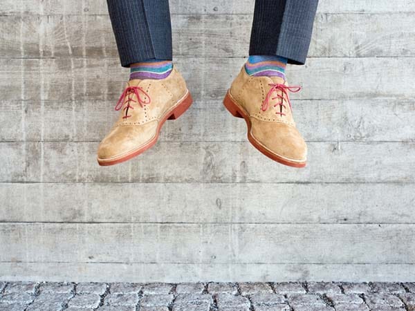 So definieren Sie mit einem kleinen Detail Ihren ganz persönlichen Stil und lassen Ihre Fußbekleidung in neuem Glanz erstrahlen. Auch die Socken sind eine wunderbare Möglichkeit einem dunklen Anzug einen Hauch Farbe zu verleihen.