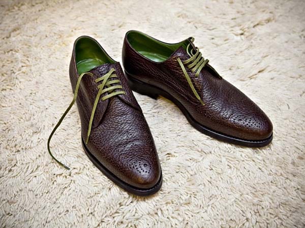 Dank Onlineshops, wie zum Beispiel shoesenkel.de, ist Schluss mit eintönig langweiligen Schnürsenkeln. Mit Farbakzenten am Schuh lässt sich jedes noch so seriöse Outfit auflockern.