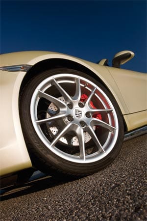 Die Bremsen des Boxster S sind Porsche-typisch über jeden Zweifel erhaben. Wer bei 100 km/h "den Anker wirft", steht nach nur knapp 32 Metern. Beim Anbremsen sollte man aber etwas aufpassen, denn auf der Bremse wird das Heck sehr leicht und etwas unruhig.