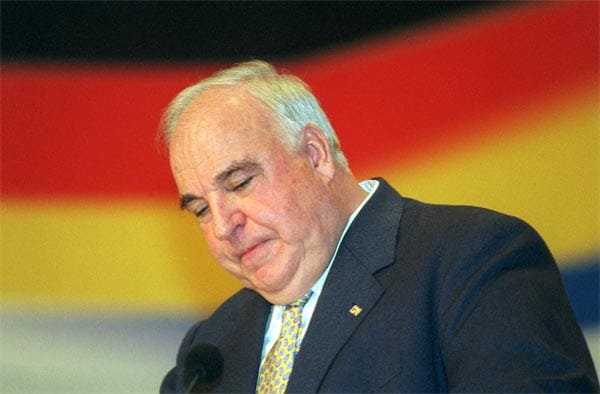 Über die Landesgrenzen hinaus sorgte Schäuble für Furore, als er im Jahr 2000 mit Helmut Kohl abrechnete. "Ich verabscheue Herrn Kohl. Und ich kann da für die ganze Familie sprechen", wurde er zitiert - und ergänzte, dass Kohl ohne seinen Bruder nicht 16 Jahre lang Bundeskanzler gewesen wäre. Zuvor hatte sein Bruder Wolfgang im Zusammenhang mit der CDU-Spendenaffäre seinen Hut als Parteichef nehmen müssen.