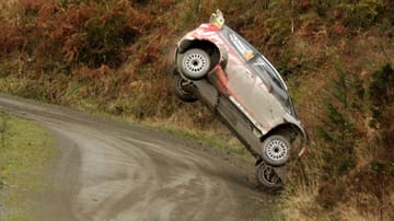 In der Rallye-WM ist der Grad zwischen Sieg und Crash besonders schmal. Das musste auch dieser Fahrer leidvoll erfahren.