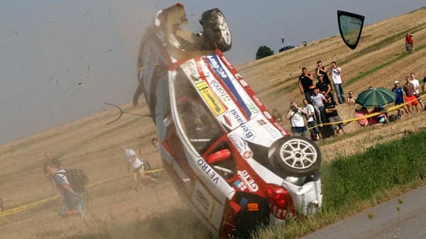 Auch dieser Fahrer leistete sich einen spektakulären Abflug. Der Mann im Hintergrund kann sich gerade noch in Sicherheit bringen.