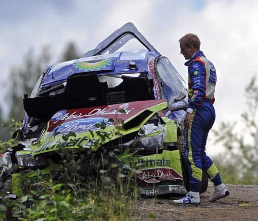 Glück im Unglück hatte Mikko Hirvonen bei der Rallye Finnland. Sichtlich geschockt schaute er auf sein völlig zerstörtes Auto.