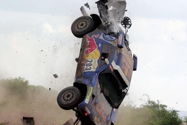Auch bei Marathon-Rallyes kommt es regelmäßig zu spektakulären Unfällen. Hier fliegen die ehemalige Dakar-Sieger Giniel de Villiers und Co-Pilot Dirk von Zitzewitz ab.