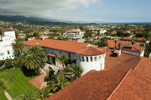 Ganz in Rot präsentiert sich Santa Barbara von oben - Ziegeldächer, wohin das Auge schaut.