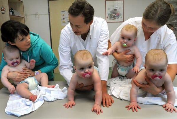 Vierlinge: Nach Messen, Wiegen und verschiedenen Tests sind die Ärzte sehr zufrieden mit der Entwicklung der Kinder.