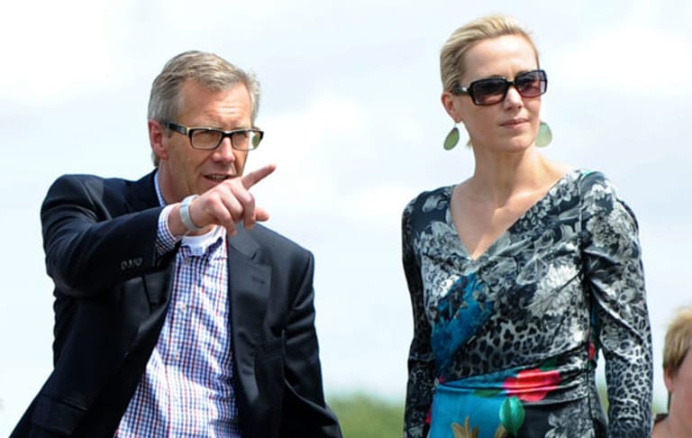 Ein Jahr nach dem politischen Aus kommt auch das persönliche Aus für die Ehe zwischen Christian und Bettina Wulff. Sie geben ihre zunächst einmal räumliche Trennung bekannt.