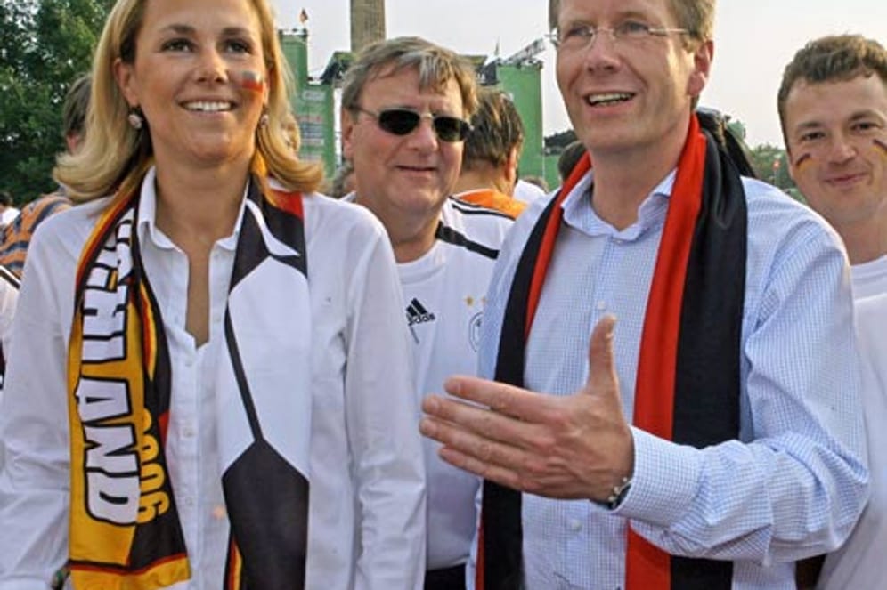Christian Wulff ist Ministerpräsident von Niedersachsen, als er sich 2006 zunächst von seiner ersten Frau Christiane trennt und wenig später seine neue Lebensgefährtin Bettina Körner der Öffentlichkeit präsentiert. Die Fußball-WM im eigenen Land verfolgt das frisch verliebte Paar gemeinsam auf den Public-Viewing-Plätzen der Republik.
