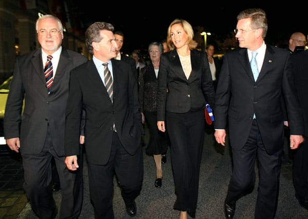 Die Pressereferentin der Continental AG begleitet ihren Lebensgefährten zukünftig auch bei offiziellen Anlässen in der Politik, so bei einem Treffen mit den Ministerpräsidenten Peter Harry Carstensen und Günther Oettinger.