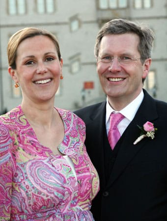 2008 folgt dann die große private Veränderung: Wulff lässt sich von Christiane scheiden und heiratet die schwangere Bettina. Er bringt eine Tochter mit in die Ehe, sie einen Sohn.