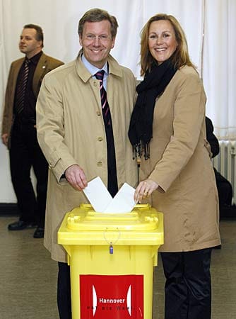 Im gleichen Jahr wird Wulff, der seit 2003 Ministerpräsident von Niedersachen ist, wiedergewählt. Spätestens jetzt gilt er als Anwärter für eine führende Position auf Bundesebene.