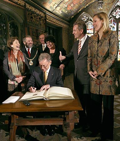 Passend dazu wird das Ehepaar häufig an der Seite der hochrangigsten Politiker des Landes gesichtet, auch dem 2008 amtierenden Bundespräsidenten Horst Köhler.