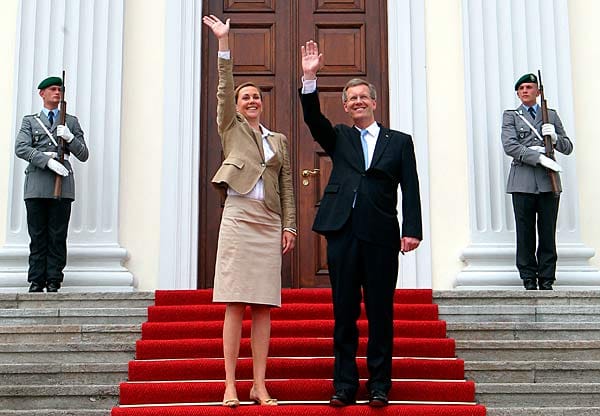 Doch es reicht: Die Bundesversammlung wählt Christian Wulff zum zehnten Bundespräsidenten Deutschlands. Seine Frau Bettina wird Gastgeberin im Schloss Bellevue und Schirmherrin für diverse Stiftungen.