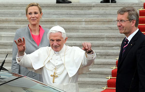 Umgekehrt empfängt das Ehepaar im Schloss Bellevue die Mächtigen dieser Welt: Auch Papst Benedikt XVI. ist während seines Heimatbesuches zu Gast bei den Wulffs.